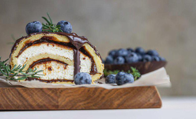 Przepis na roladę kakaowo-waniliową – piękny deser, który można przygotować w kilka minut